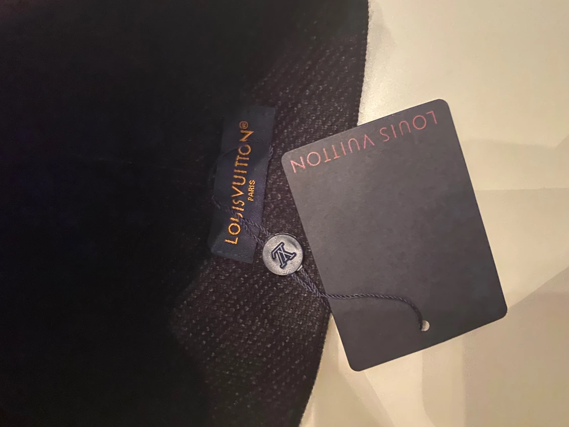 Svart Louis Vuitton mössa med logga - 1