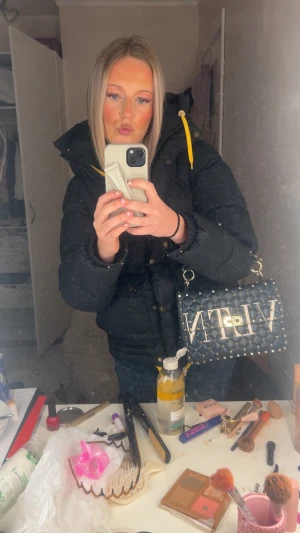 Jätte snygg väska valetineo  - Använd fåtal gånger, valentineo väska! Pris går att diskutera!💞💞