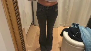 Diesel svarta bootcut jeans - Super snygga Diesel  jeans med bootcut och låg midja. Fint sick och cool ” washed ” svart färg. Ny pris 1800 kr