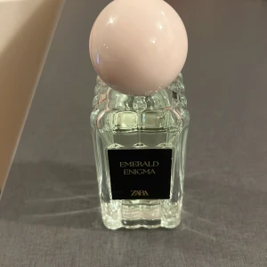 ZARA Emerald Enigma Parfym - Emerald Enigma från ZARA – en stilren parfym med modern känsla. Perfekt för dig som vill sticka ut med en unik doft och snygg flaska. Passar dig som gillar trendiga accessoarer och vill ha något annorlunda i din samling.