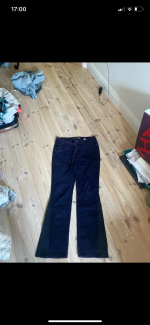 Levi's Revel Demi utsydda jeans - Säljer ett par mörkblå Levi's Revel Demi  jeans i storlek 29. De har klassisk femficksdesign, snygga lila sömmar och skinny passform som sitter tajt hela vägen ner. Materialet är stretchigt jeans och midjan är normal. Perfekt för dig som gillar en smal siluett.