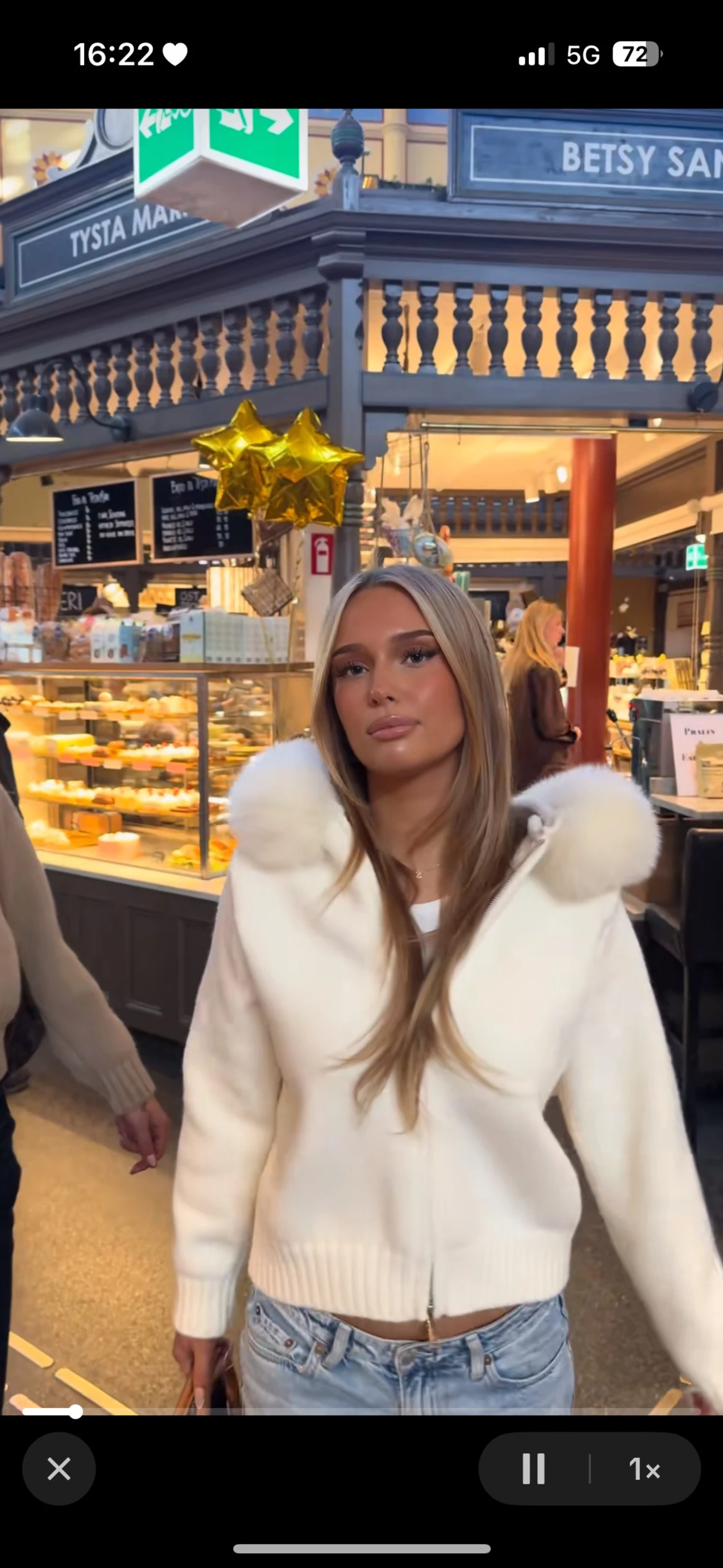 Vit hoodie med pälspuffar och dragkedja - 1