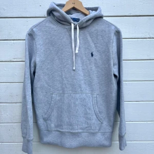 Grå Ralph Lauren Hoodie  - Mycket snygg och härlig hoodie från Ralph Lauren. Fint skick. Storlek S, liten i storlek och passar XS/S. Hör gärna av er vid funderingar🙌🏻