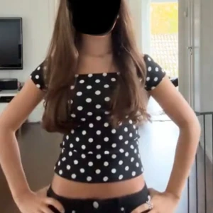 Svart prickig tröja  - Säljer min svarta tröja med vita prickar på från newyorker passar st XS och XSS 