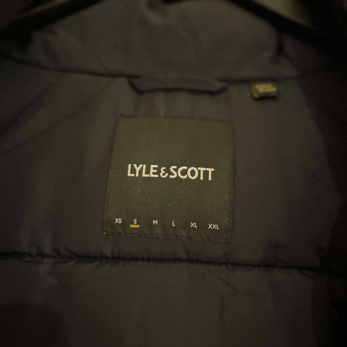 Mörkblå pufferjacka från Lyle & Scott - 3