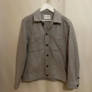 Grå These Glory Days Overshirt  - Säljer denna sjukt snygga Overshirten från These Glory Days⭐️ Färgen är grå och storleken är M✅ Den har inga defekter och skicket är utomordentligt🙌🤝 Sjukt najs passform och passar perfekt till hösten🍁🙌 Tveka inte på att höra av er dig vid minsta fråga eller fundering😊