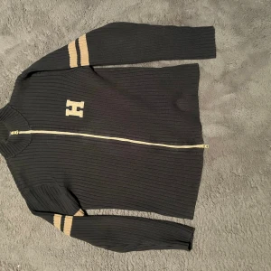 Tommy Hilfiger Kofta - Grå Tommy Hilfiger kofta med snygg design. Passar storlek M. Lite missfärgad vid kragen men inget märkvärdigt