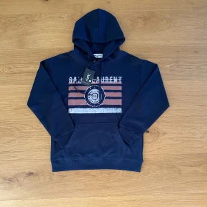 Saint Laurent huddie  - Marinblå Saint Laurent hoodie. Är storlek L men sitter som M, den är ganska liten i storlek. Bara att skriva vid funderingar 