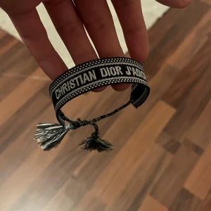 Svart armband från Christian Dior - Tjena! Säljer mitt Christian Dior armband eftersom det inte kommer till någon användning längre. Armbandet köptes som en gåva i butik. Pris kan diskuteras! Nypris: 3500