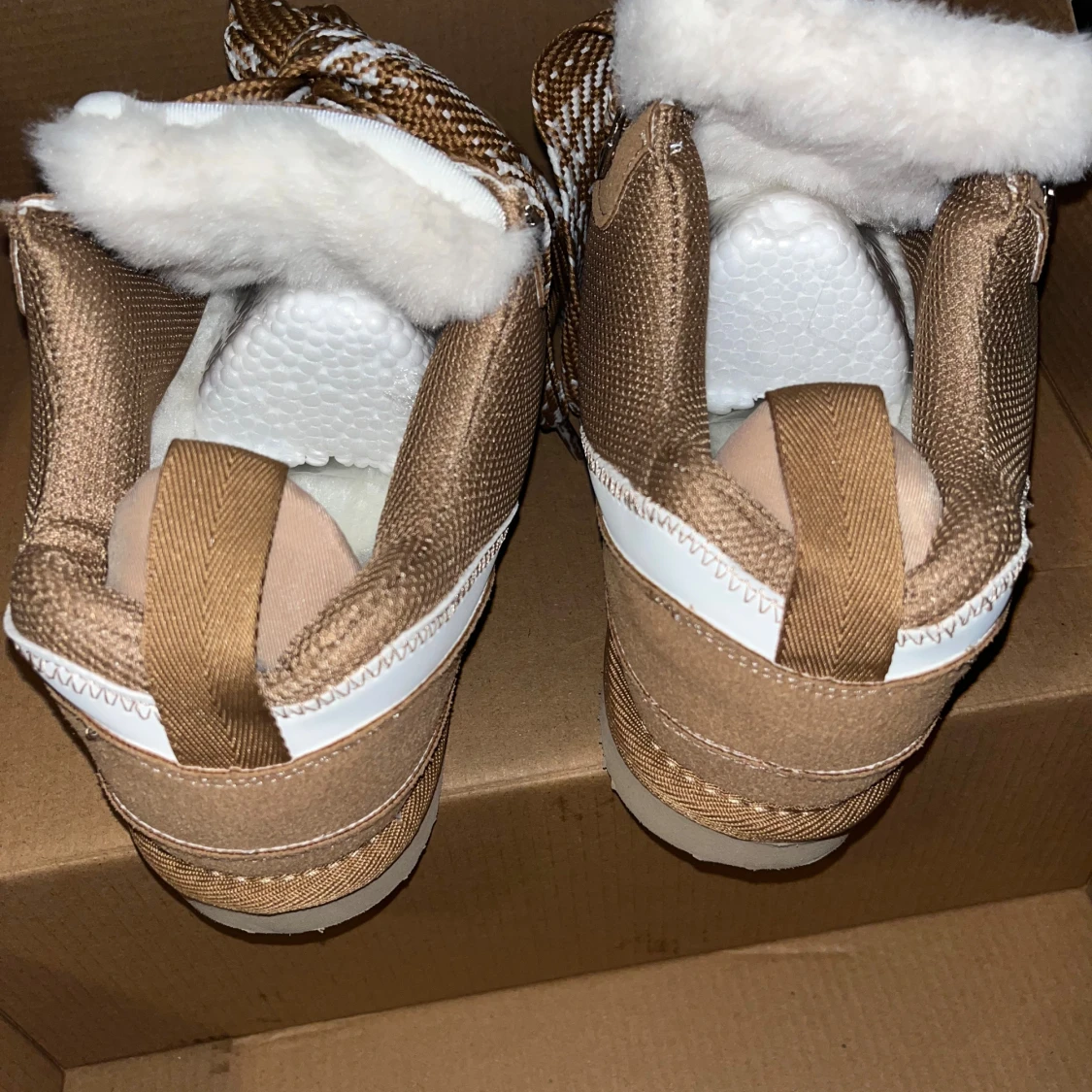Beige sneakers med pälsfoder - 4