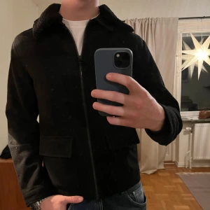 Svart These Glory Days Jacka  - Säljer denna sjukt snygga jackan från These Glory Days⭐️ Färgen är svart och storleken är S✅ Den har inga defekter och skicket är utomordentligt🙌🤝 Sjukt najs passform och passar perfekt till hösten🍁🙌 Tveka inte på att höra av er dig vid minsta fråga eller fundering😊