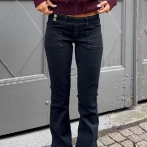 Gina 14+ Svarta Low Waist Jeans  - Säljer mina 14+ pleated flare jeans i storlek XS tall, då de är lite för stora. Endast använda en gång, fortfarande i nyskick!!