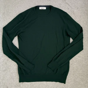 Mörkgrön stickad tröja Gran Sasso - Snygg mörkgrön stickad tröja från Gran Sasso med rund hals och långa ärmar. Enkel och stilren design som funkar till många olika looks. Mjuk och skön kvalitet som känns lyxig mot huden.