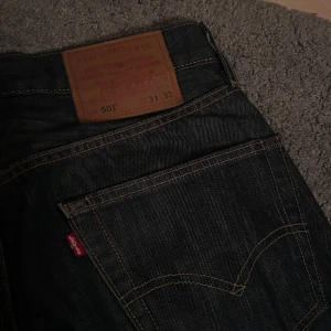 Levi's 501  - Dom är nästintill nyskick använda kanske 10 gånger. Inga hål eller slitningar. W31 L32. Hör av dig om du undrar något!