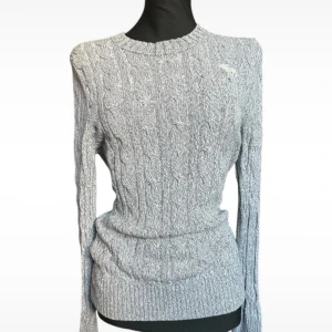 Abercrombie&fitch tröja  - Lite stift material men sitter ändå fint. Den är i storlek M men skulle säga med xs eller s.        Skriv gärna om ni har frågor!! 