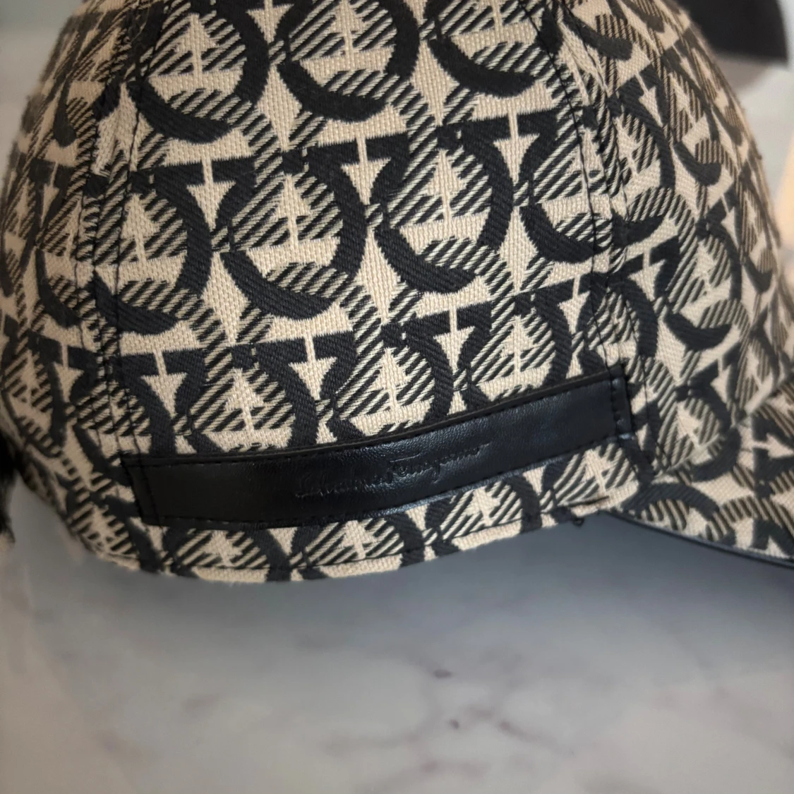 Svartvit keps från Salvatore Ferragamo - 1