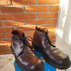 Panama Jack Kängor Brun Storlek 42 - Ett par bruna kängor från Panama Jack. Perfekt för alla tillfällen.