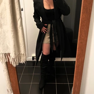 Svarta höga stövlar  - Höga svarta mocka imiterade stövlar i storlek 37. Jätte fina och bekväma nu när de börjar bli kallare. Knappt använda, har nån linje fram på skon, men syns knappt. Super fina till höst, vinter och vår!! 🍁✨🌕