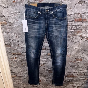 Dondup George Jeans - Mycket fint skick, inga defekter. Nypris ca 3500kr. Storlek W31, passar dig som är mellan 175-185cm ungefär. Inga konstigheter med jeansen. Tags medföljer inte. Skriv för mer information!🤝
