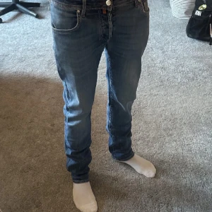Jacob cohen jeans - Sjukt snygga Jacob Cohen jeans! Modellen är Nick, vilket är slim fit. Hör av dig vid minsta fundering 🤩köp gärna med  instabox eller postnord! Storlek 32 men passar 30 eller 31 