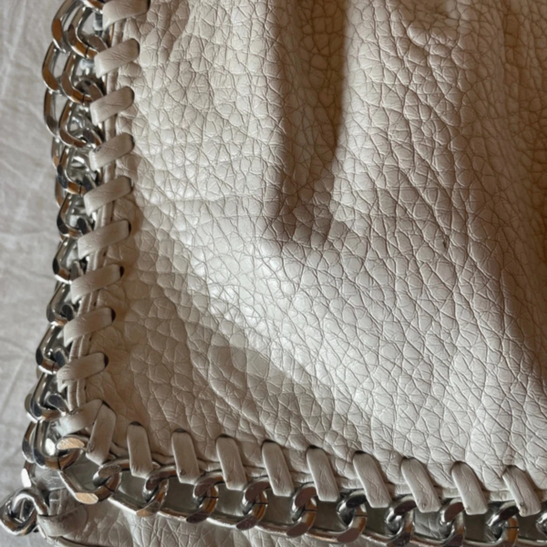 Vit axelväska med kedjedetaljer - 1