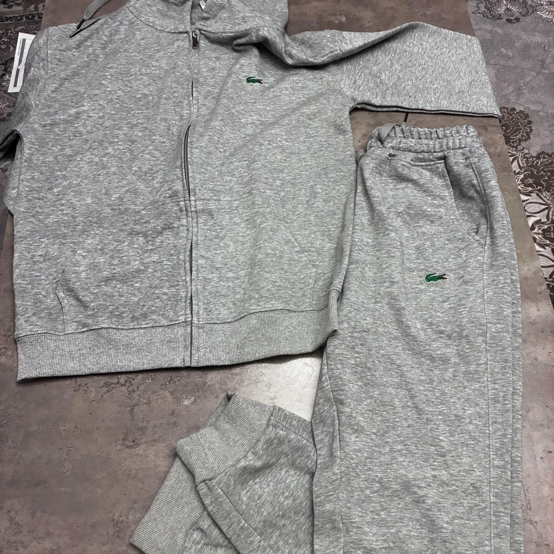 Grå hoodie från Lacoste med dragkedja