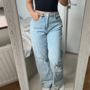 Hanna High Waist Loose ljusblå jeans - Superfina blå högmidjade ”Hanna High Waist Loose” ripped jeans från Cubus i storlek 164. Reglerbar midja. Passar mig med storlek XS/S. Bra skick 🩵