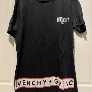 Svart Givenchy t-shirt  - Bra skick