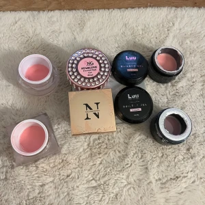 Nagelgel i rosa från NG och Luu - Säljer flera burkar som nästan är slut med nagelgel i olika rosa nyanser, bland annat NG Starline Frosted Pink Gel med glittrigt lock, Luu Professional Builder Gel i Cover Blush Pink och Nagelexperten. Gelerna kommer i runda och fyrkantiga burkar, perfekta för att bygga snygga naglar hemma. Det är bara slattar och burkar!