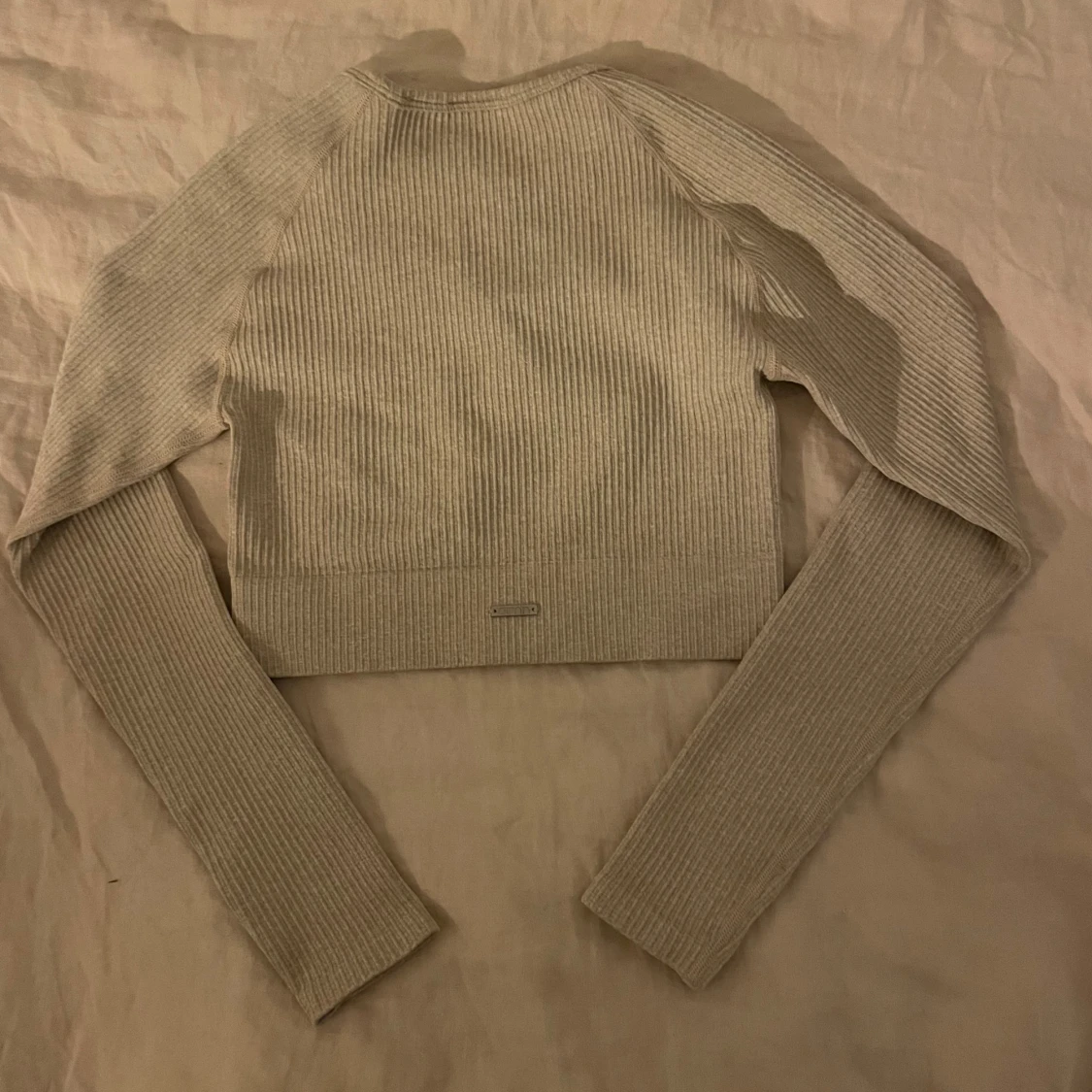 Beige ribbad croppad topp från Aim'n - 1