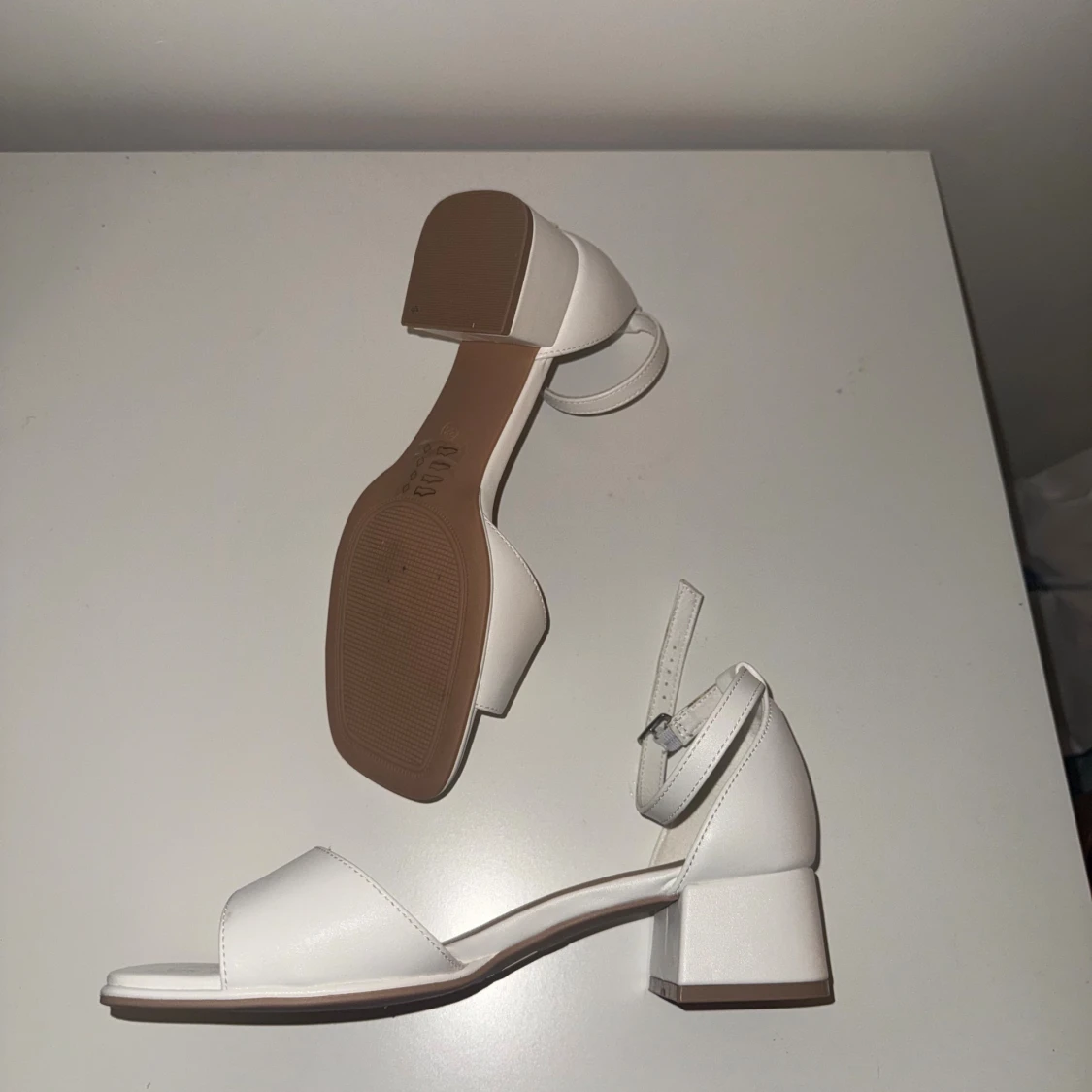 Vita sandaler med klack och ankelrem - 2