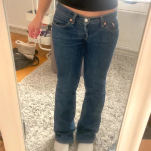 Levi's 593 blå bootcut jeans - Säljer ett par klassiska Levi's 517 jeans i mörkblå denim. Modellen har låg midja, raka ben med bootcut. 26/31 