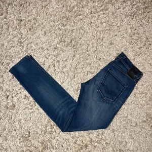 Replay anbass hyperflex jeans slim fit herr w28  - Replay anbass hyperflex jeans i slim passform. Mycket bra skick, inga märkvärdiga defekter. Storlek W28. Skön wash på dessa , postas samma dag som köp eller dagen därpå🙌💯