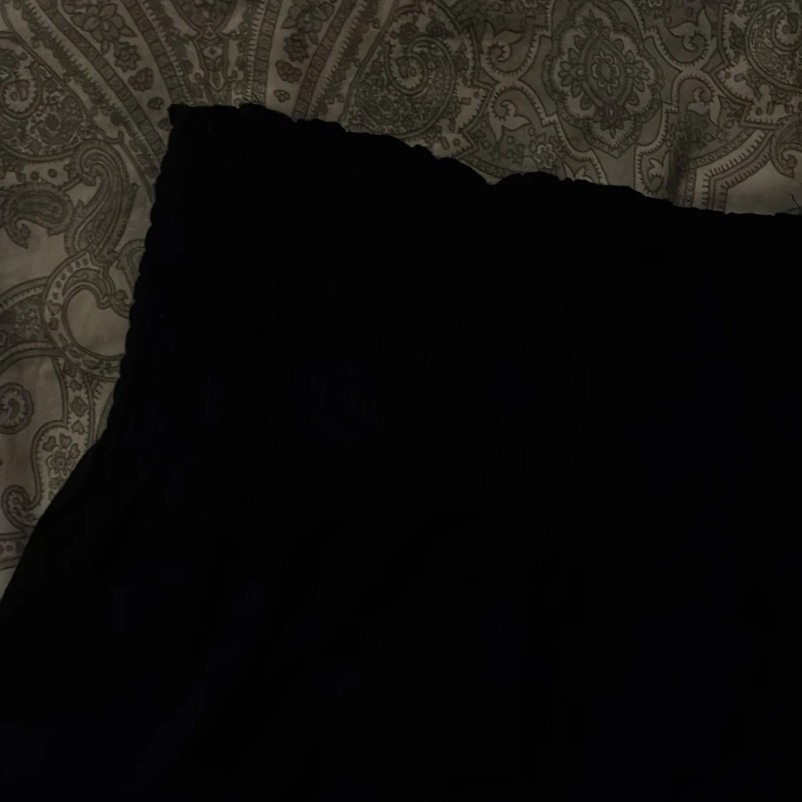 Svart kortkjol med smockad midja - 1