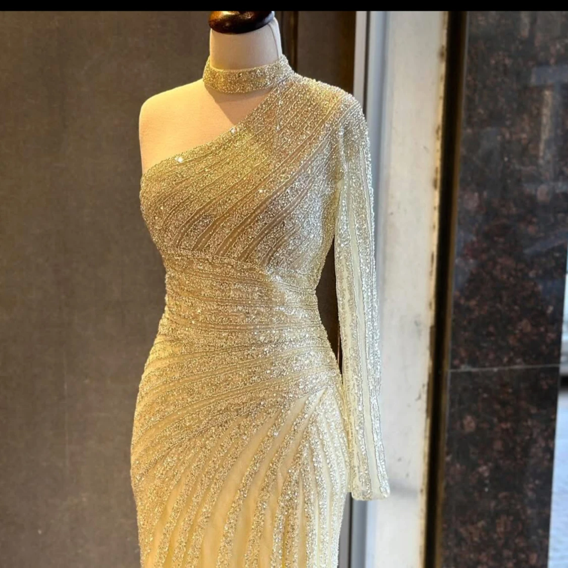 Champagnefärgad glittrig långklänning