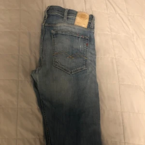 Replay  - Säljer mina replay, modell anbass hyperflex dom är nästan som helt nya storlek W31 L31. Pris kan diskuteras 