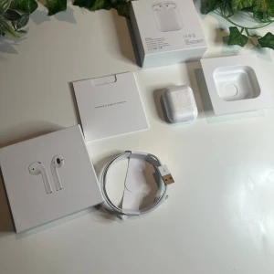 Apple  - AirPods 2 till salu helt oanvända bara testat. Säljer mina AirPods 2 i bra skick. Allt fungerar som det ska – ljudet är klart, batteriet håller bra. Kommer med originalfodral. Pris: 499kr 