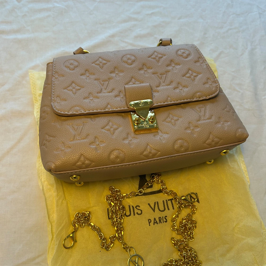 Beige Louis Vuitton handväska i skinn