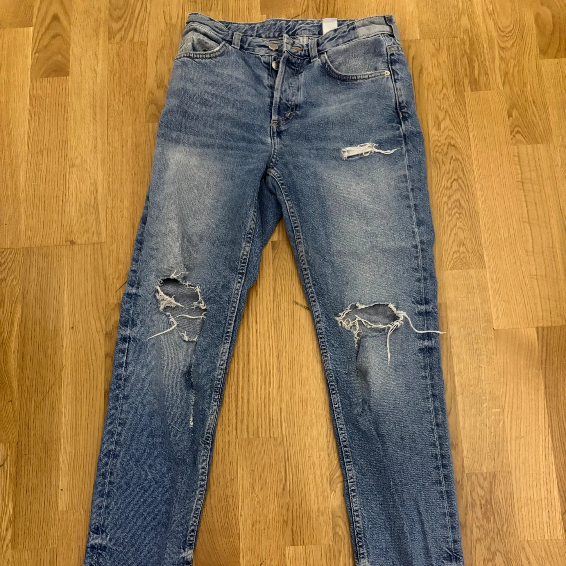Mörkblå Jeans med hål - 2