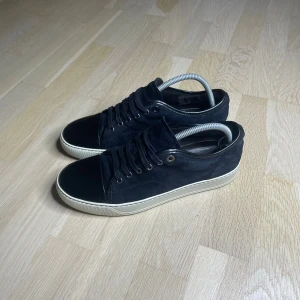 Mörkblåa Lanvin skor - Skick: 9/10 nästan nya || Storlek: Uk6/Eu40 || Og: inget tyvärr || Pris: 1999kr || Nypris: 5299kr! || ifall du har några frågor är det bara att höra av er mvh Partille closet