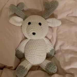 Supersöt handvirkad vit ren (49kr går till Cancerfonden,) - Supersöt handvirkad vit ren (49kr går till Cancerfonden,)