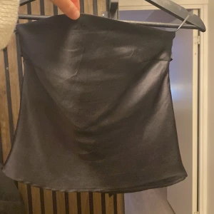Tubtopp med rosett  - Super unik tube topp som är figursydd och justerbar där bak med rosetten! En av mina favvo toppar som alldrig kommit till användning för att den inte passar mig. Passar perfekt till fest och till och med till mer formella sammanhang💘💘toppen har ett satin liknande material.