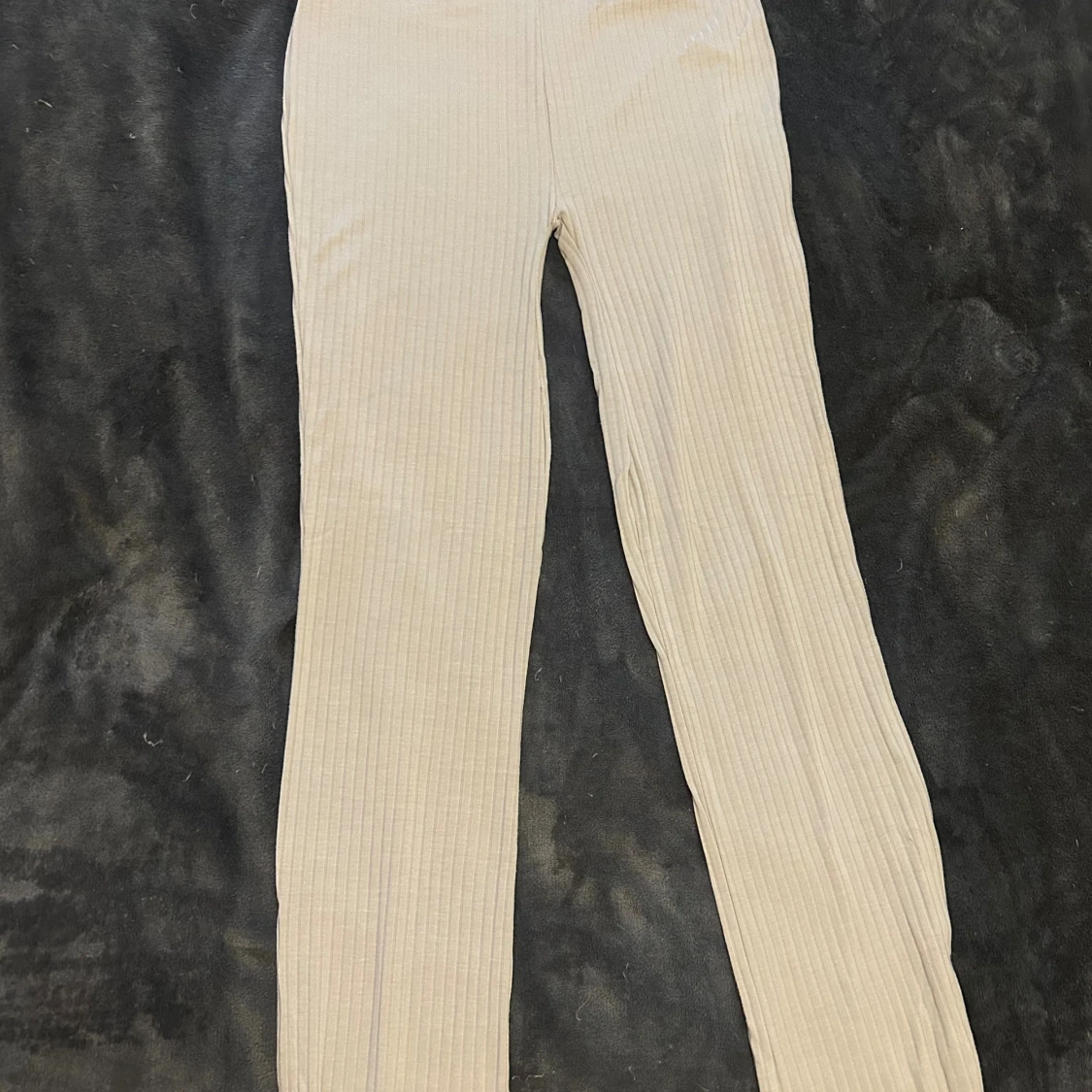 Beige ribbade byxor från NLY Trend