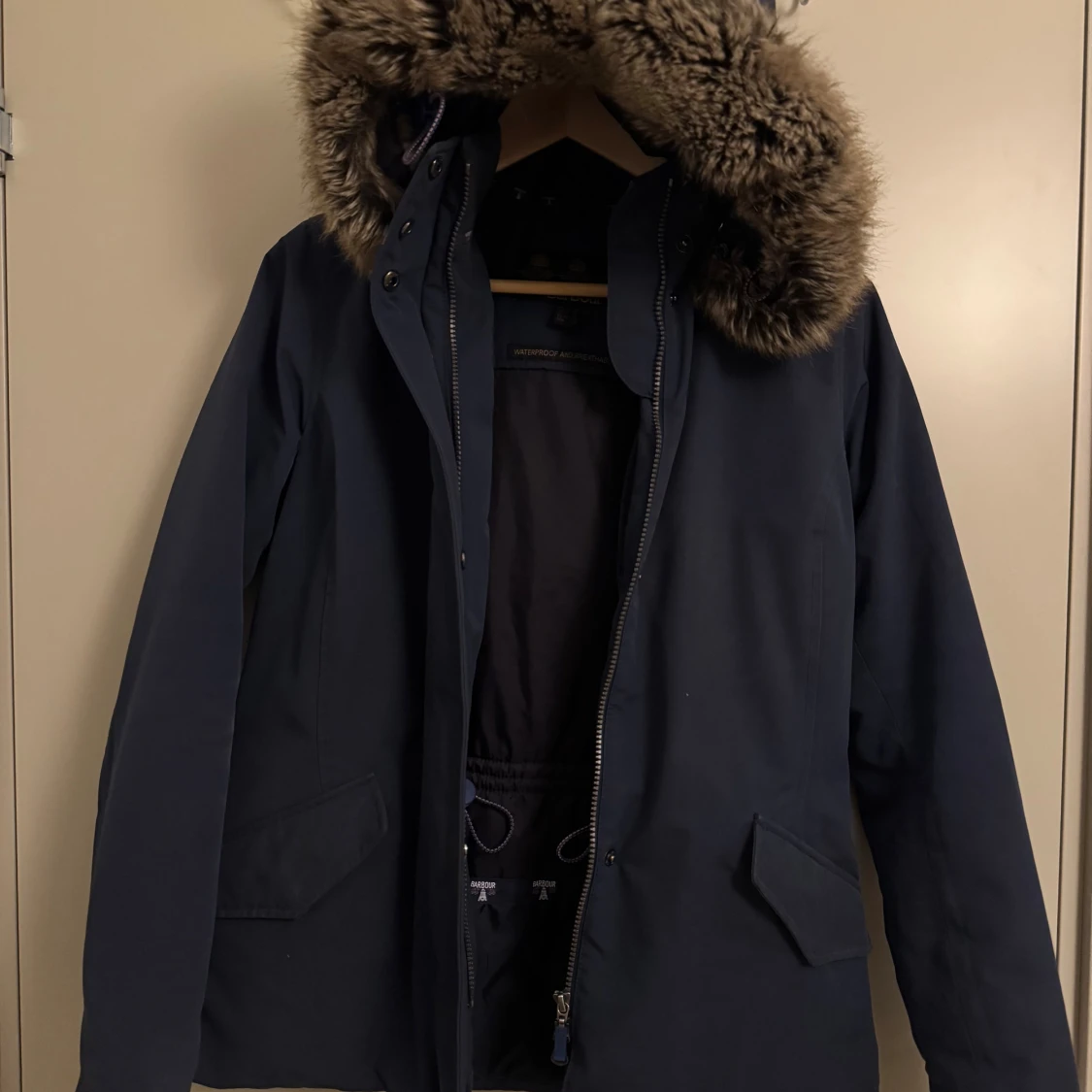 Mörkblå parkas från Barbour med fuskpäls