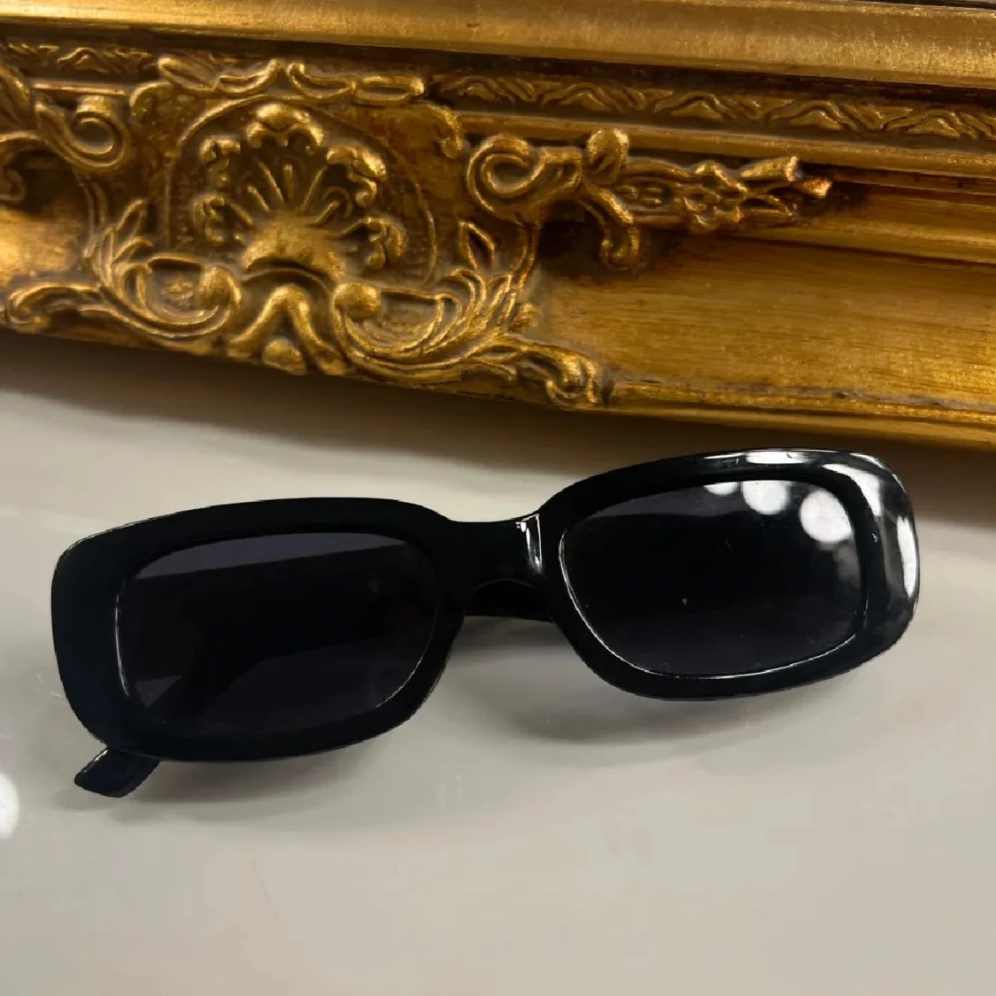 Svarta rektangulära solglasögon