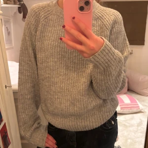 Grå stickad tröja - Mysig grå stickad tröja från Lindex med rund hals och ribbade muddar vid ärmslut och nederkant. Den är mysig och passar perfekt till höst/vinter 🍂❄️ Perfekt till skolan och så snygg att använda smycken för att styla till den. Den är i nyskick och knappast använd. Kontakta mig vid frågor 🩶🩶