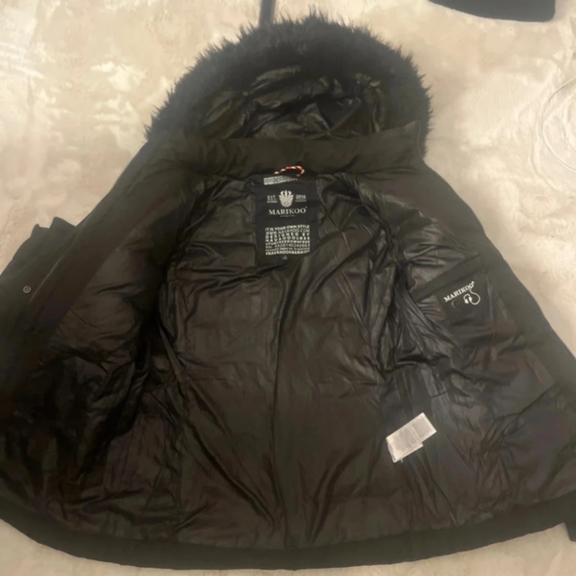 Svart pufferjacka från Marikoo - 2
