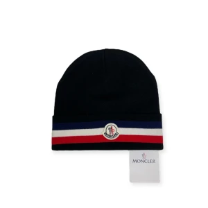 Moncler Mössa - Helt ny mössa aldrig använd. Storlek One Size.. Kan frakta eller mötas i Haninge. Skriv gärna vid fler frågor, postar alltid inom 24h. (Alla bilder är tagna av mig)