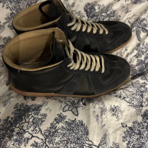 Maiden margeila gats hightop - Ett par high top gats, perfekta nu inför vintern använder dom sällan eftersom dom sitter lite tight så vill gärna sälja och köpa ett par i större storlek. Köpte dom online second hand och fick ej med låda. skicka gärna dm vid frågor och intresse😁