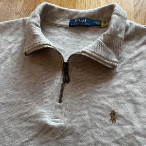 Beige half zip tröja Polo Ralph Lauren - Säljer en beige Polo Ralph Lauren qr zip🙌🏻| Storlek M passar bättre i S | Skick 9.5/10🔥| Skriv vid minsta fundering 💭 